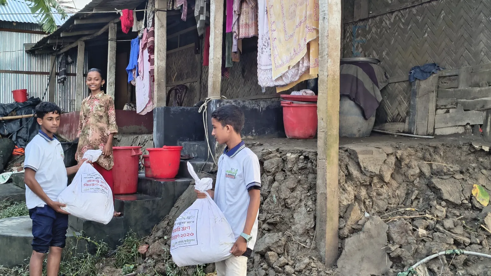متطوع يوصل المساعدة إلى باب أسرة