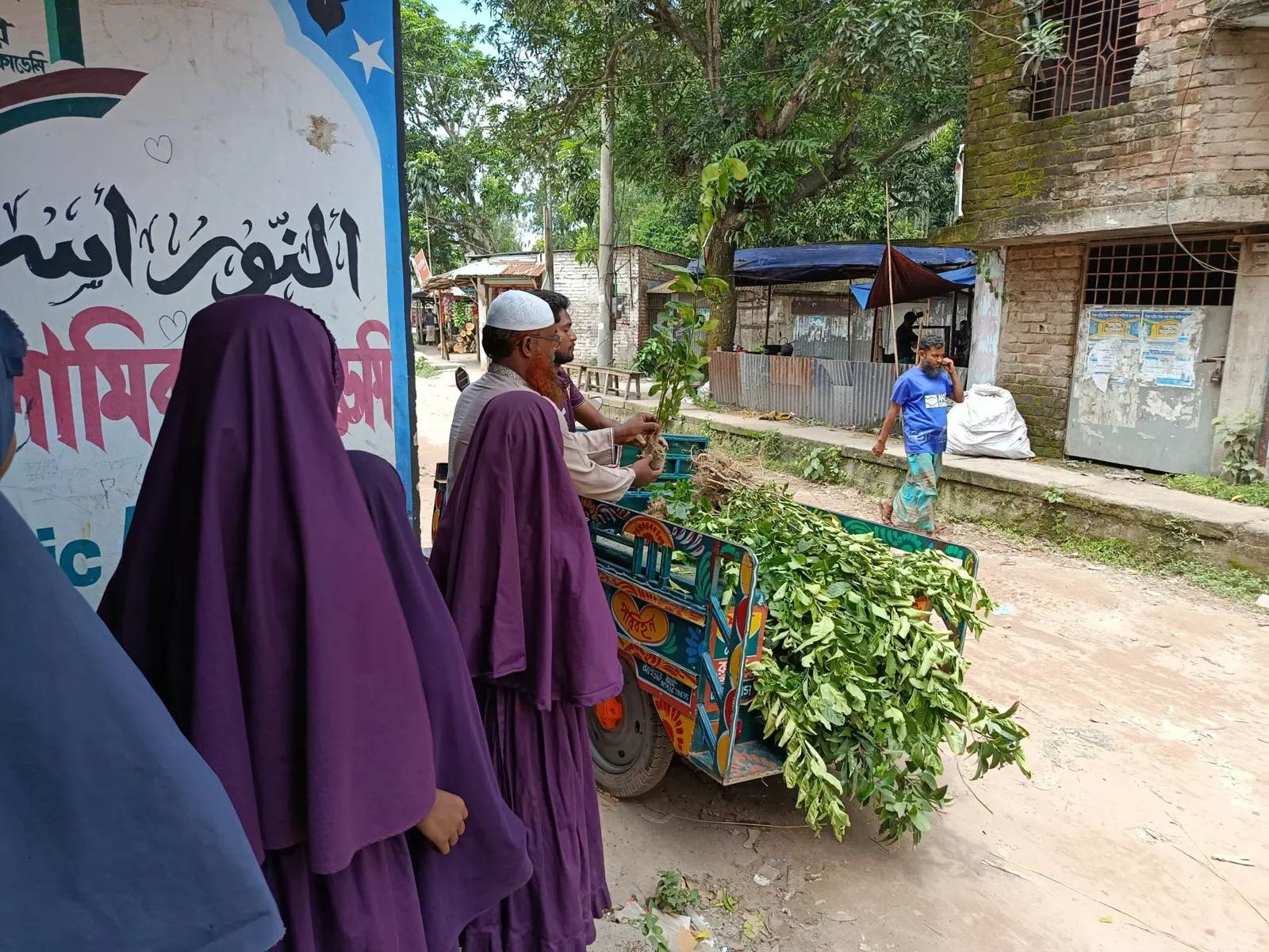 طالب يحمل شتلة